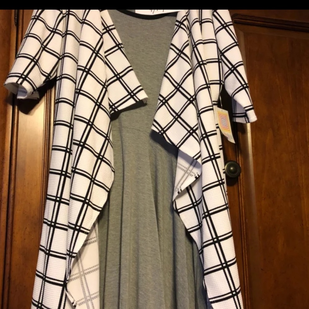 BNWT LULAROE SMALL PLAID SHIRLEY/MED NICOLE